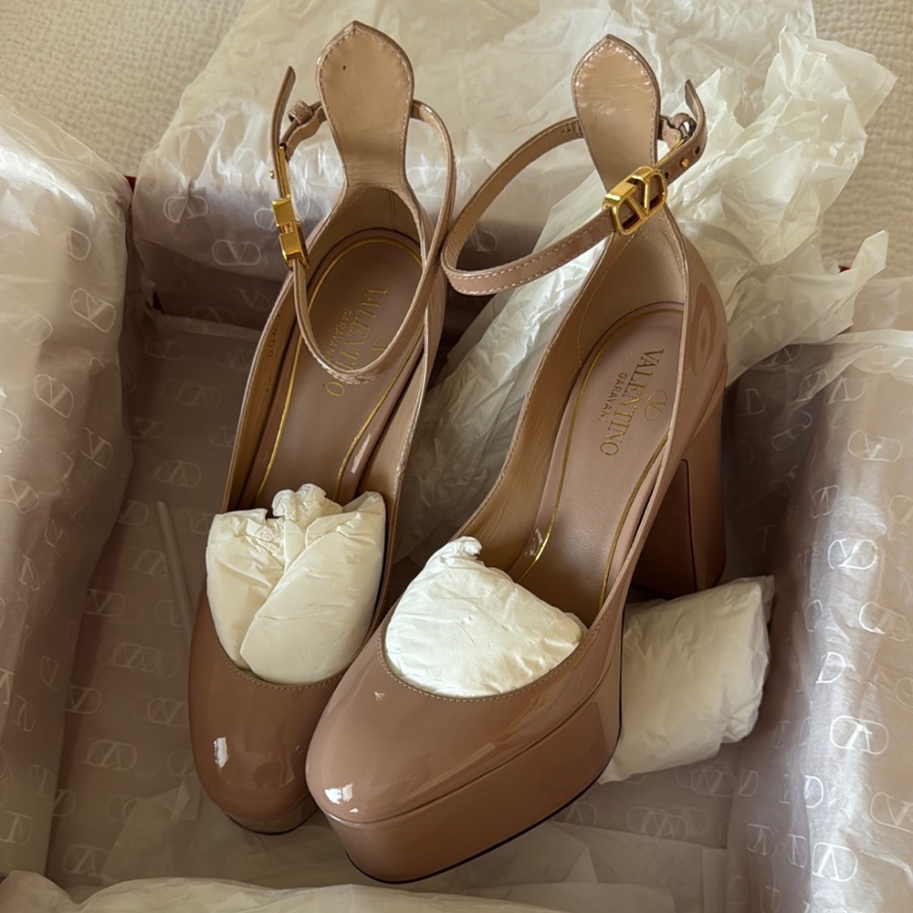 NWT VALENTINO GARAVANI
Tan-Go Rose Patent Leather Platform Pump,
100mm SIZE 35.5